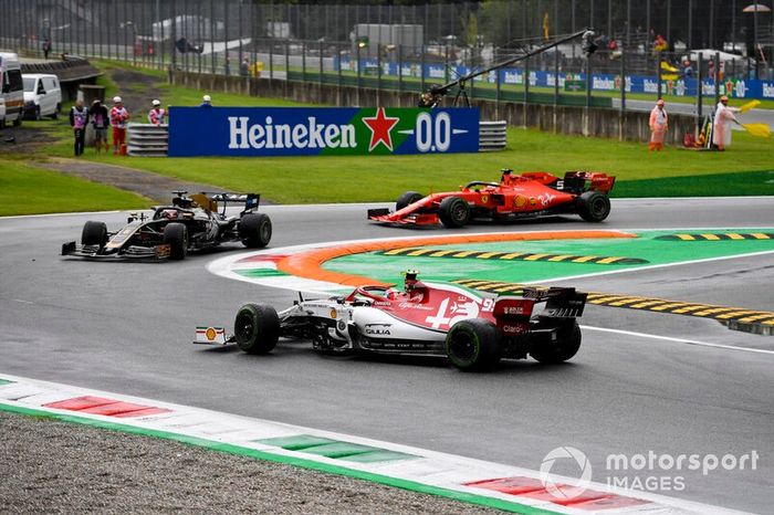 Antonio Giovinazzi, Alfa Romeo Racing C38, aventaja a Romain Grosjean, Haas F1 Team VF-19, y Sebastian Vettel, Ferrari SF90.