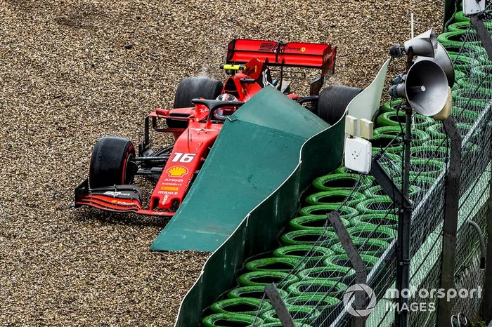 Charles Leclerc, Ferrari SF90, va a sbattere e si ritira dalla gara