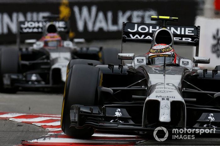 Kevin Magnussen, McLaren MP4-29 Mercedes, à frente de Jenson Button, também da McLaren