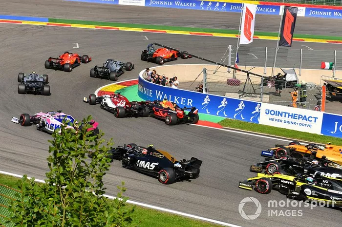 Charles Leclerc, Ferrari SF90, precede Sebastian Vettel, Ferrari SF90, Lewis Hamilton, Mercedes AMG F1 W10 e Valtteri Bottas, Mercedes AMG W10. Dietro, Max Verstappen, Red Bull Racing RB15 fa un contatto con Kimi Raikkonen, Alfa Romeo Racing C38 