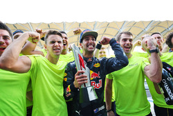 Переможець гонки Даніель Ріккардо, Red Bull Racing святкує разом із командою