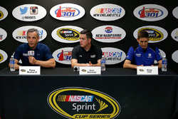 Doug Duchardt, gerente general de Hendrick Motorsports, Alex Bowman y Greg Ives, jefe del equipo de