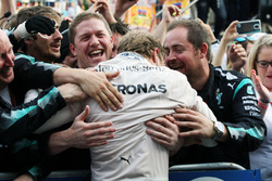 Race winner Nico Rosberg, Mercedes AMG F1 celebrates with the team in parc ferme