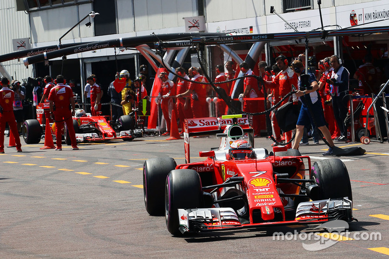 Kimi Raikkonen, Ferrari SF16-H and Sebastian Vettel, Ferrari SF16-H in the pits