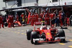 Кими Райкконен, Ferrari SF16-H и Себастьян Феттель, Ferrari SF16-H в гараже
