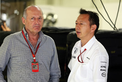 Ron Dennis, Président Exécutif McLaren avec Yusuke Hasegawa, chef du programme Honda F1