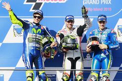 Podium : le vainqueur Cal Crutchlow, Team LCR Honda, le deuxième Valentino Rossi, Yamaha Factory Racing, et le troisième Maverick Viñales, Team Suzuki Ecstar MotoGP