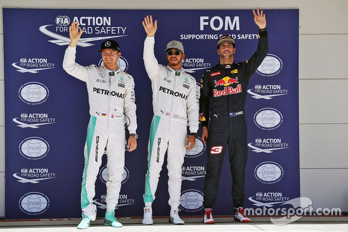 Los tres pirmeros califiados en parc ferme: Nico Rosberg, Mercedes AMG F1, segundo puesto; Lewis Hamilton, Mercedes AMG F1, pole position; Daniel Ricciardo, Red Bull Racing, tercero