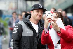 Nico Rosberg, Mercedes AMG F1 con un fan