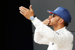 Lewis Hamilton, Mercedes AMG F1 viert zijn pole in in parc ferme