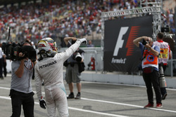 1. Lewis Hamilton, Mercedes AMG F1 W07 Hybrid, im Parc Fermé