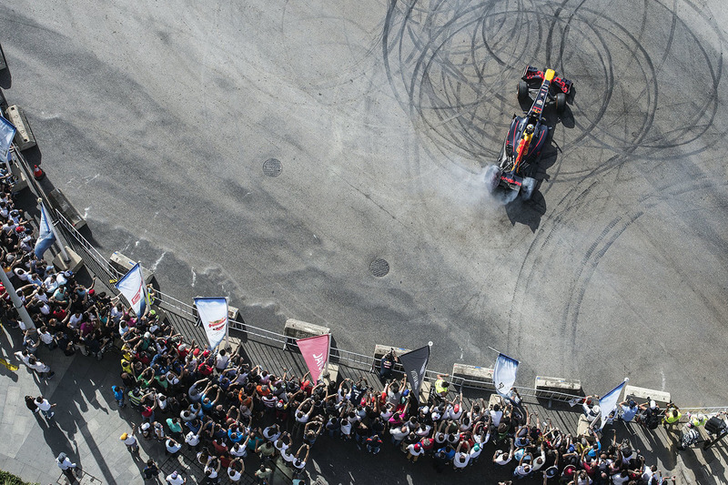 Carlos Sainz Jr. mit dem Red Bull RB7 in den Straßen von Beirut