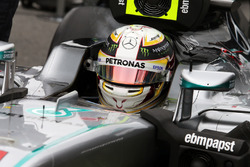 Льюис Хэмилтон, Mercedes AMG F1 W07 Hybrid на стартовой решетке