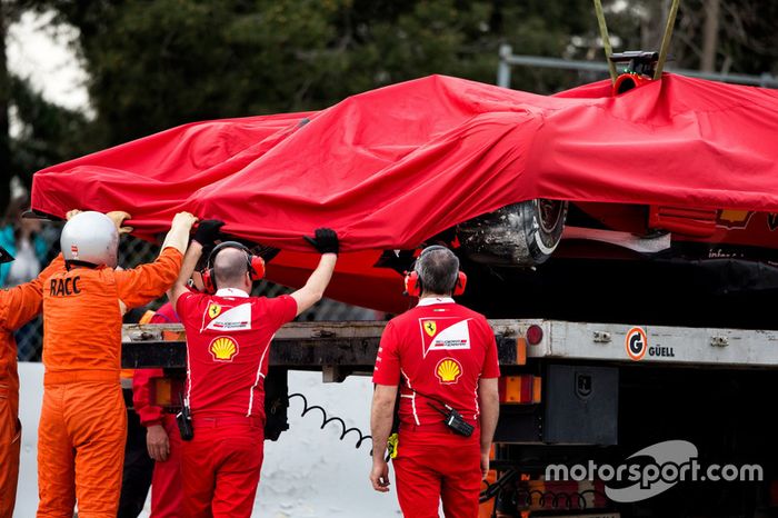 El accidentado SF70H Ferrari de Kimi Raikkonen es retirado en grúa para ser llevado a boxes