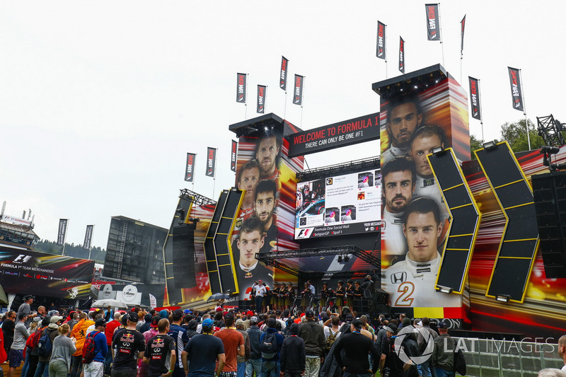 Chicas de la parrilla en el escenario de la F1 Fanzone