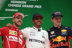 Sebastian Vettel, Ferrari Lewis Hamilton, Mercedes AMG, et Max Verstappen, Red Bull Racing, sur le podium
