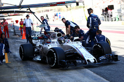 Ленс Стролл, Williams FW40, практикує піт-стоп