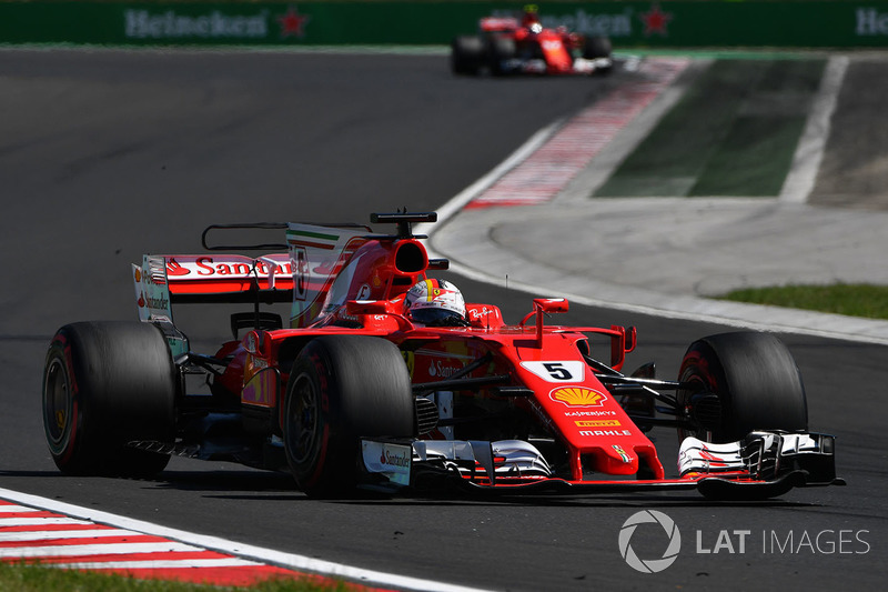 Себастьян Феттель и Ferrari обсуждают технические проблемы на машине немца