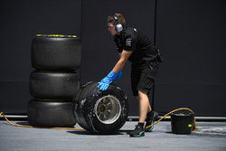 Mercedes AMG F1, Mechaniker wäscht Pirelli-Reifen