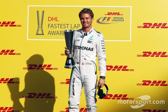 Nico Rosberg, Mercedes AMG F1 con el Premio de vuelta más rápida de DHL
