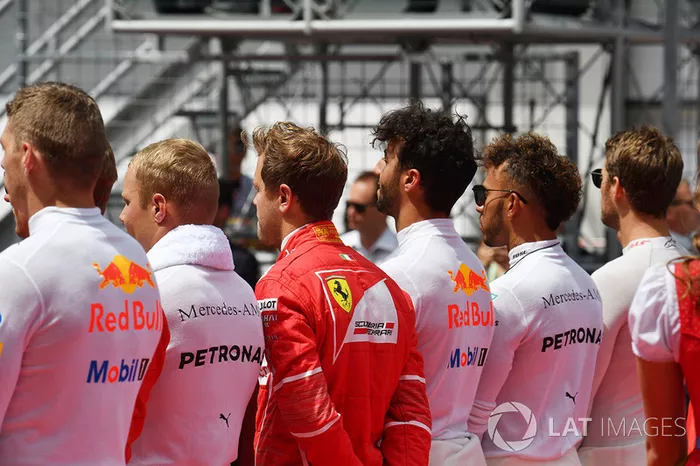 Pilotos durante el himno