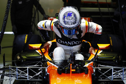 Fernando Alonso, McLaren, rentre dans son cockpit