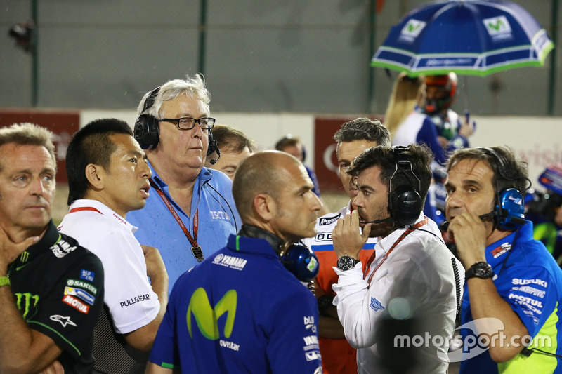 Le PDG de l'IRTA, Mike Trimby, avec les team managers, lors du retard du départ