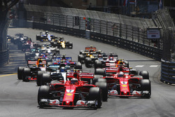Кімі Райкконен, Себастьян Феттель, Ferrari SF70H, Валттері Боттас, Mercedes AMG F1 W08, на старті