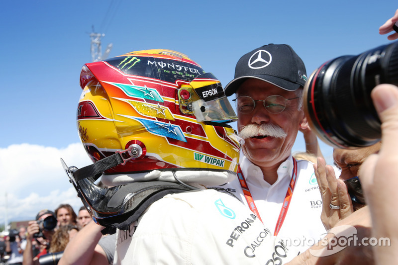 Ganador de la carrera Lewis Hamilton, Mercedes AMG F1 W08, Dr Dieter Zetsche, CEO, Mercedes Benz