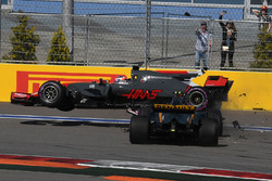 Crash de Romain Grosjean, Haas F1 Team VF-17 et Jolyon Palmer, Renault Sport F1 Team RS17