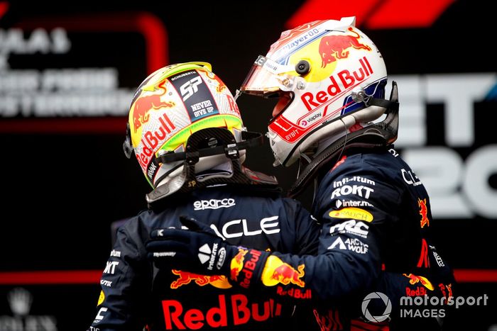 Max Verstappen, Red Bull Racing, 1ª posición, Sergio Pérez, Red Bull Racing, 3ª posición, se felicitan mutuamente en Parc Ferme