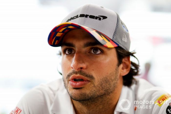 Carlos Sainz Jr., McLaren con los medios