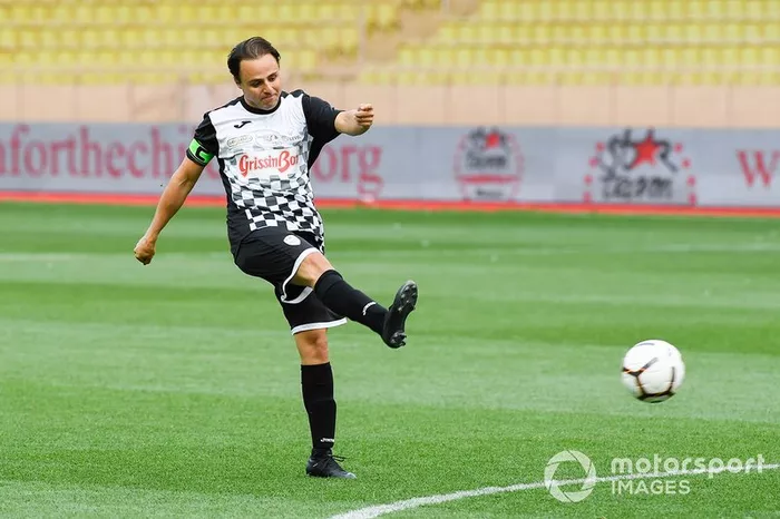 Felipe Massa jugando a fútbol