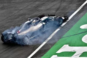 Lewis Hamilton, Mercedes-AMG F1 W09 EQ Power+ fait des donuts pour fêter son cinquième titre