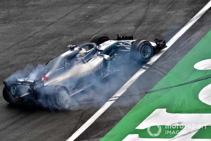 Lewis Hamilton, Mercedes AMG F1 W09 EQ Power+, celebra con donuts su título de campeón