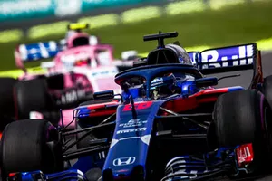 Brendon Hartley, Toro Rosso STR13, devant Esteban Ocon, Racing Point Force India VJM11