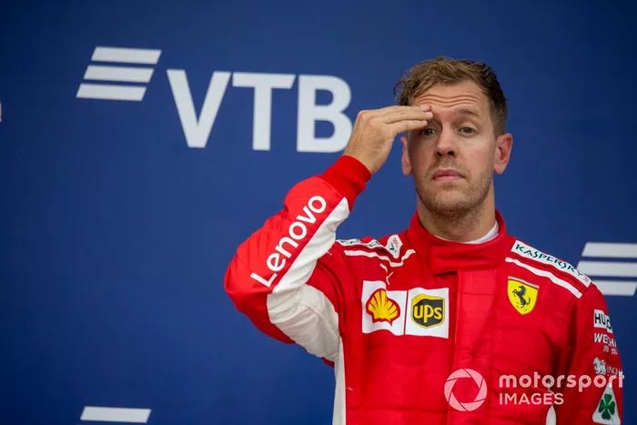 Sebastian Vettel: “Em sua defesa, todas as perguntas – sei que vocês [jornalistas], rapazes, adoram uma controvérsia, então acabam perguntando coisas maliciosas. Mas acho que, na posição que eles estão hoje, o que aconteceu é algo sobre o qual nem é preciso pensar.”