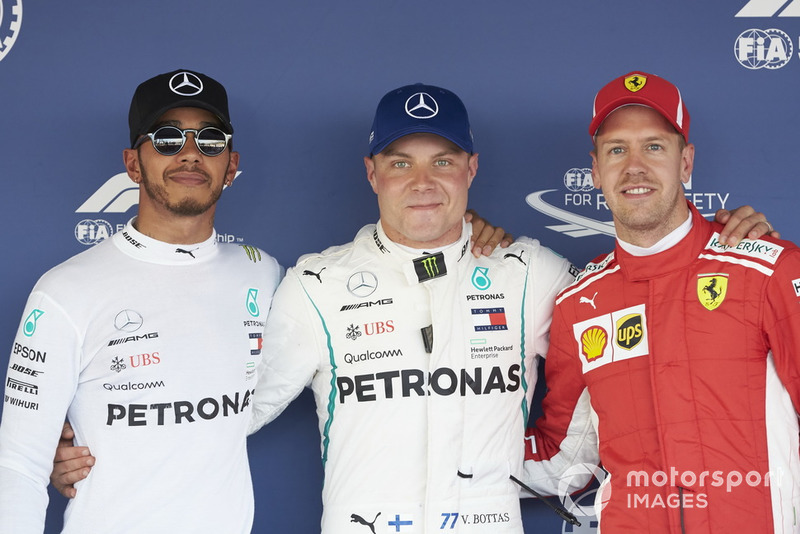 Los tres primeros clasificados, Lewis Hamilton, Mercedes AMG F1, el entrenador de pole Valtteri Bottas, Mercedes AMG F1 y Sebastian Vettel, Ferrari