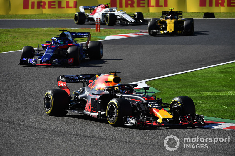 Daniel Ricciardo, Red Bull Racing RB14 precede Brendon Hartley, Scuderia Toro Rosso STR13 e Carlos Sainz Jr., Renault Sport F1 Team R.S. 18 