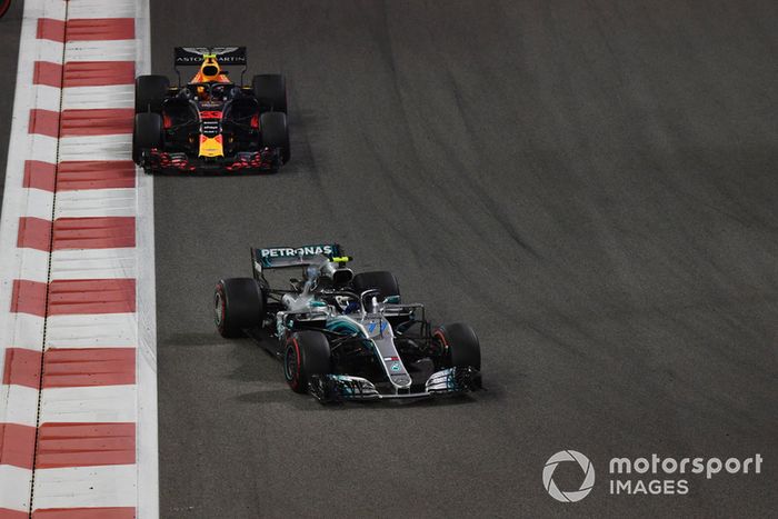 Valtteri Bottas, Mercedes-AMG F1 W09 y Max Verstappen, Red Bull Racing RB14 