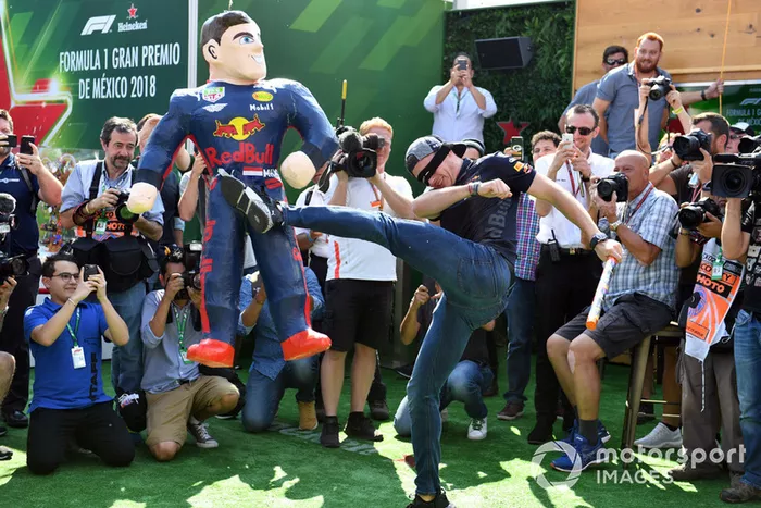 Max Verstappen, Red Bull Racing le pega a su piñata