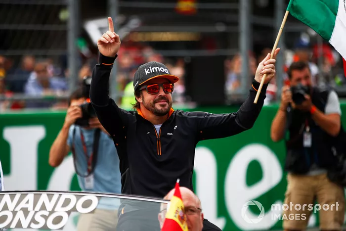 Fernando Alonso, McLaren en el desfile de pilotos
