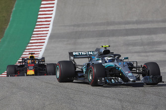 Valtteri Bottas, Mercedes AMG F1 W09 EQ Power+, Daniel Ricciardo, Red Bull Racing RB14
