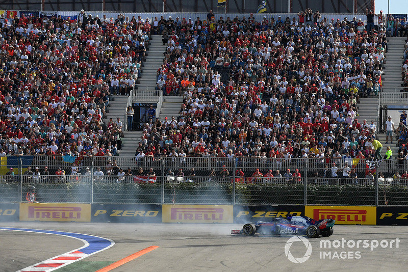 Brendon Hartley, Scuderia Toro Rosso STR13 hace un trompo