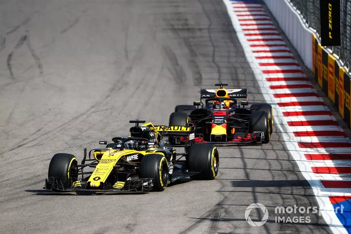 Nico Hulkenberg, Renault Sport F1 Team R.S. 18, lidera a Daniel Ricciardo, Red Bull Racing RB14
