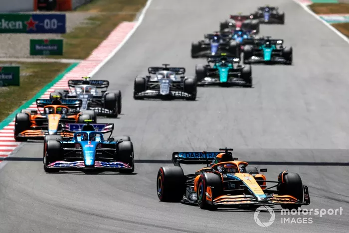 Daniel Ricciardo, McLaren MCL36, Esteban Ocon, Alpine A522, Lando Norris 