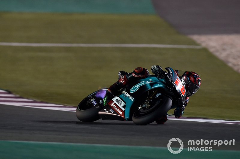 Fabio Quartararo, Petronas Yamaha SRT, con delle fiamme