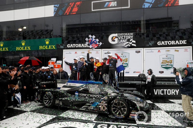 #10 Wayne Taylor Racing Cadillac DPi: Renger Van Der Zande, Jordan Taylor, Fernando Alonso, Kamui Kobayashi, victory celebration, podium