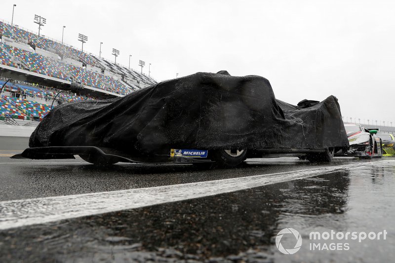 #10 Wayne Taylor Racing Cadillac DPi: Renger Van Der Zande, Jordan Taylor, Fernando Alonso, Kamui Kobayashi on pit lane in the rain