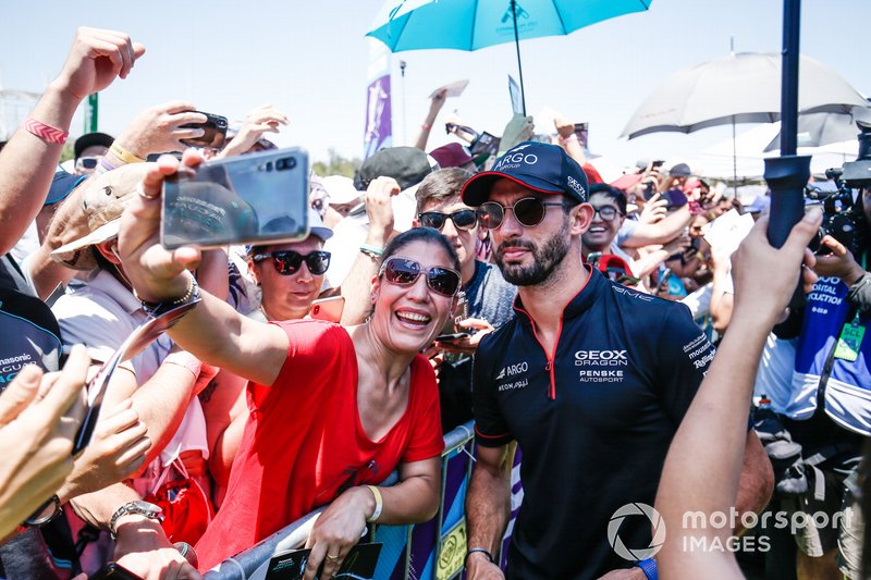 Jose Maria Lopez (ARG), GEOX Dragon Racing takes a selfie with a fan
